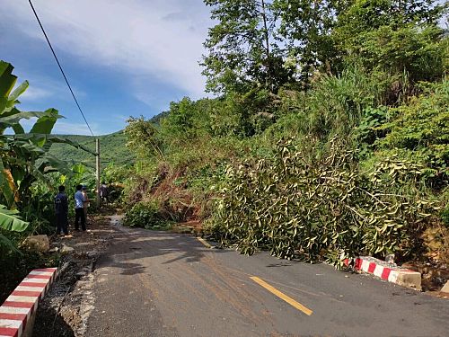Điểm sạt lở tại Km12+140 đường tỉnh 132 (Khổng Lào - Dào San).